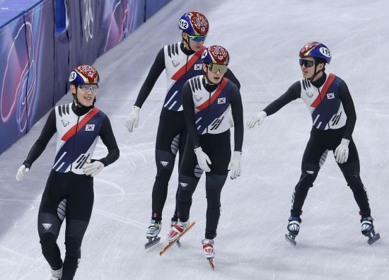 한국 남자 쇼트트랙 대표팀이 남자 5000m 계주 결승 진출에 성공하면서 2006 토리노 올림픽 이후 첫 금메달을 노린다. 황대헌(강원도청), 임종언(고양시청) 신동민(화성시청), 이정민, 이준서(이상 성남시청)로 구성된 남자 쇼트트랙 계주 대표팀은 16일(한국시간) 이탈리아 밀라노 아이스스케이팅 아레나에서 열린 2026 밀라노·코르티나담페초 동계올림픽 쇼트트랙 남자 5000m 준결승 2조에서 6분52초708로 결승선을 통과해 1위를 차지하고 결승(파이널A)에 진출했다. 한국과 같은 조에선 이번 대회 남자 1000m, 1500m 2관왕 옌스 판트바우트가 있는 네덜란드가 6분52초751로 2위를 차지하며 결승에 동반 진출했다. 벨기에와 일본은 탈락했다. 1조에선 캐나다와 이탈리아가 결승 티켓을 거머쥐었다. 중국, 프랑스는 탈락했다. 남자 5000m 계주 파이널A는 오는 21일 오전 5시18분 같은 장소에서 열린다. 연합뉴스