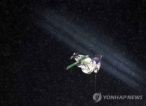 미국 태생의 프리스타일 스키 스타 구아이링(에일린 구)이 은메달을 또 하나 추가했다. 금메달 획득에 실패하면서 중국의 '노골드'가 계속 이어졌다. 구아이링은 17일(한국시간) 이탈리아 리비뇨 스노파크에서 열린 2026 밀라노·코르티나담페초 동계올림픽 프리스타일 스키 여자 빅에어 결승에서 합계 179.00점을 받아 은메달을 차지했다. 이날 은메달로 구아이링은 올림픽 프리스타일 스키 여자 빅에어 2회 연속 입상에 성공했다. 또한 슬로프스타일 은메달에 이어 밀라노 올림픽에서 두 번째 메달을 수확했다. 연합뉴스