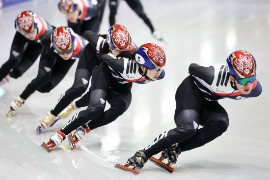 김길리는 웃었지만 최민정이 고개를 숙였다. 한국 여자 쇼트트랙의 에이스 최민정이 올림픽 쇼트트랙 여자 1000m 2회 연속 메달 획득에 실패했다. 최민정은 16일 이탈리아 밀라노 아이스스케이팅 아레나에서 열린 2026 밀라노·코르티나담페초 동계올림픽 쇼트트랙 여자 1000m 준결승 2조에서 1분28초407의 기록으로 4위에 그쳤다. 순위 결정전인 파이널B로 밀렸다. 최민정은 코트니 사로(캐나다), 아리안나 폰타나(이탈리아) 등 두 수준급 선수들의 속도전을 이겨내지 못했다. 다행히 김길리가 1조에서 어드밴스를 받고 결승에 올라 메달에 도전하게 됐다. 연합뉴스