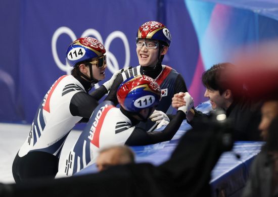 한국 남자 쇼트트랙 대표팀이 남자 5000m 계주 결승 진출에 성공하면서 2006 토리노 올림픽 이후 첫 금메달을 노린다. 황대헌(강원도청), 임종언(고양시청) 신동민(화성시청), 이정민, 이준서(이상 성남시청)로 구성된 남자 쇼트트랙 계주 대표팀은 16일(한국시간) 이탈리아 밀라노 아이스스케이팅 아레나에서 열린 2026 밀라노·코르티나담페초 동계올림픽 쇼트트랙 남자 5000m 준결승 2조에서 6분52초708로 결승선을 통과해 1위를 차지하고 결승(파이널A)에 진출했다. 한국과 같은 조에선 이번 대회 남자 1000m, 1500m 2관왕 옌스 판트바우트가 있는 네덜란드가 6분52초751로 2위를 차지하며 결승에 동반 진출했다. 벨기에와 일본은 탈락했다. 1조에선 캐나다와 이탈리아가 결승 티켓을 거머쥐었다. 중국, 프랑스는 탈락했다. 남자 5000m 계주 파이널A는 오는 21일 오전 5시18분 같은 장소에서 열린다. 연합뉴스