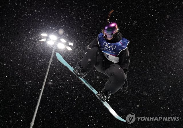 2026 밀라노·코르티나담페초 동계올림픽에서 한국 스노보드 사상 첫 금메달을 거머쥔 최가온(세화여고)의 투혼이 이번 대회 전반기 최고의 장면 중 하나로 선정됐다. 글로벌 스포츠 매체 '디 애슬레틱'은 16일(한국시간) 대회 전반기 최고의 장면 '베스트 7' 중 하나로 최가온의 금메달을 꼽았다. 사진 연합뉴스