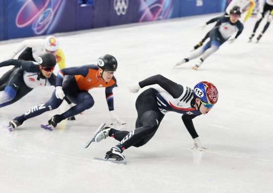 한국 남자 쇼트트랙 대표팀이 남자 5000m 계주 결승 진출에 성공하면서 2006 토리노 올림픽 이후 첫 금메달을 노린다. 황대헌(강원도청), 임종언(고양시청) 신동민(화성시청), 이정민, 이준서(이상 성남시청)로 구성된 남자 쇼트트랙 계주 대표팀은 16일(한국시간) 이탈리아 밀라노 아이스스케이팅 아레나에서 열린 2026 밀라노·코르티나담페초 동계올림픽 쇼트트랙 남자 5000m 준결승 2조에서 6분52초708로 결승선을 통과해 1위를 차지하고 결승(파이널A)에 진출했다. 한국과 같은 조에선 이번 대회 남자 1000m, 1500m 2관왕 옌스 판트바우트가 있는 네덜란드가 6분52초751로 2위를 차지하며 결승에 동반 진출했다. 벨기에와 일본은 탈락했다. 1조에선 캐나다와 이탈리아가 결승 티켓을 거머쥐었다. 중국, 프랑스는 탈락했다. 남자 5000m 계주 파이널A는 오는 21일 오전 5시18분 같은 장소에서 열린다. 연합뉴스
