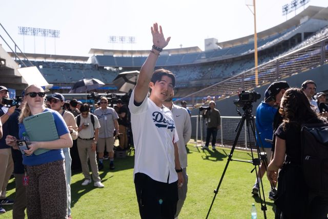 미국 메이저리그(MLB) LA 다저스에서 활약 중인 김혜성이 지난해보다 더 많은 기회를 받을 전망이다. 데이브 로버츠 다저스 감독은 김혜성에 대해 성실하고 믿을 수 있는 선수라고 평가하면서 올해 더 많은 기회를 받을 것이라고 본다고 자신의 생각을 전했다. AP 연합뉴스