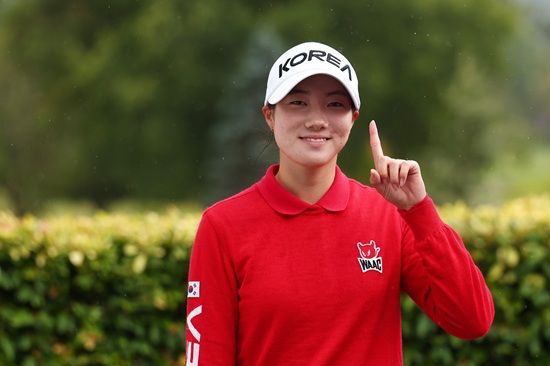 국가대표 양윤서(인천여고부설방송통신고2)가 한국 선수 최초로 아시아태평양여자아마추어골프선수권대회(WAAP) 정상에 올랐다. 양윤서는 15일(한국시간) 뉴질랜드 웰링턴의 로열 웰링턴 골프클럽(파72·6362야드)에서 열린 대회 최종 4라운드에서 이글 1개, 버디 4개, 보기 3개를 묶어 3언더파 69타를 쳤다. 최종 합계 16언더파 272타를 기록한 양윤서는 2위를 차지한 오수민(신성고2·8언더파 280타)을 무려 8타 차로 여유 있게 따돌리고 우승 트로피를 들어 올렸다. WAAP 제공