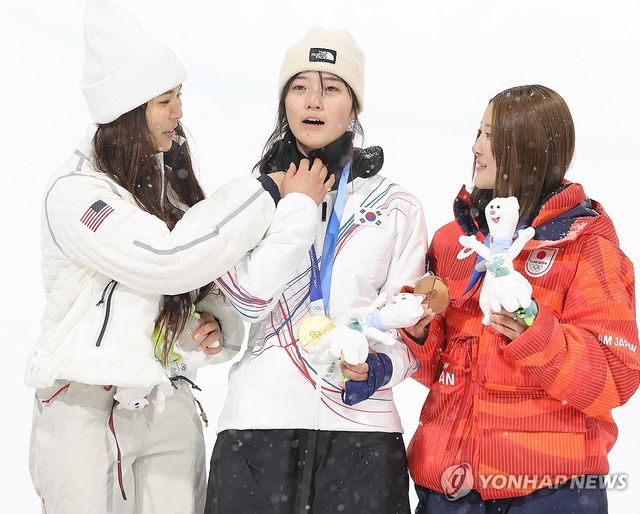 2026 밀라노·코르티나담페초 동계올림픽에서 한국 스노보드 사상 첫 금메달을 거머쥔 최가온(세화여고)의 투혼이 이번 대회 전반기 최고의 장면 중 하나로 선정됐다. 글로벌 스포츠 매체 '디 애슬레틱'은 16일(한국시간) 대회 전반기 최고의 장면 '베스트 7' 중 하나로 최가온의 금메달을 꼽았다. 사진 연합뉴스