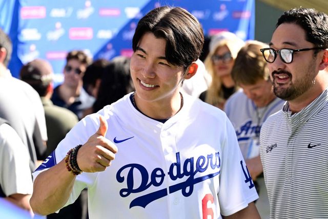미국 메이저리그(MLB) LA 다저스에서 활약 중인 김혜성이 지난해보다 더 많은 기회를 받을 전망이다. 데이브 로버츠 다저스 감독은 김혜성에 대해 성실하고 믿을 수 있는 선수라고 평가하면서 올해 더 많은 기회를 받을 것이라고 본다고 자신의 생각을 전했다. AFP 연합뉴스