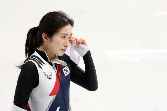 한국 여자 쇼트트랙의 '뉴에이스' 김길리가 생애 첫 동계올림픽에서 값진 동메달을 따냈다. 길리는 16일 탈리아 밀라노 아이스스케이팅 아레나에서 열린 2026 밀라노·코르티나담페초 동계올림픽 쇼트트랙 여자 1000m 결승(파이널A)에서 1분28초614로 결승선을 통과하며 3위를 차지하고 동메달 주인공이 됐다. 김길리가 입상에 성공하자 최민정, 임종언이 환하게 웃으면서 그를 격려했다. 길리는 오는 19일 여자 3000m 계주, 21일 여자 1500m에서 금메달에 도전한다. 김길리는 여자 1500m에서 우승 1순위로 거론되고 있어 멀티 메달 획득도 가능할 전망이다. 연합뉴스