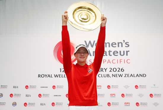 국가대표 양윤서(인천여고부설방송통신고2)가 한국 선수 최초로 아시아태평양여자아마추어골프선수권대회(WAAP) 정상에 올랐다. 양윤서는 15일(한국시간) 뉴질랜드 웰링턴의 로열 웰링턴 골프클럽(파72·6362야드)에서 열린 대회 최종 4라운드에서 이글 1개, 버디 4개, 보기 3개를 묶어 3언더파 69타를 쳤다. 최종 합계 16언더파 272타를 기록한 양윤서는 2위를 차지한 오수민(신성고2·8언더파 280타)을 무려 8타 차로 여유 있게 따돌리고 우승 트로피를 들어 올렸다. WAAP 제공
