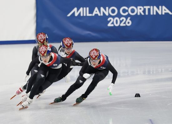 김길리는 웃었지만 최민정이 고개를 숙였다. 한국 여자 쇼트트랙의 에이스 최민정이 올림픽 쇼트트랙 여자 1000m 2회 연속 메달 획득에 실패했다. 최민정은 16일 이탈리아 밀라노 아이스스케이팅 아레나에서 열린 2026 밀라노·코르티나담페초 동계올림픽 쇼트트랙 여자 1000m 준결승 2조에서 1분28초407의 기록으로 4위에 그쳤다. 순위 결정전인 파이널B로 밀렸다. 최민정은 코트니 사로(캐나다), 아리안나 폰타나(이탈리아) 등 두 수준급 선수들의 속도전을 이겨내지 못했다. 다행히 김길리가 1조에서 어드밴스를 받고 결승에 올라 메달에 도전하게 됐다. 연합뉴스