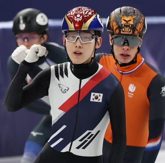 한국 남자 쇼트트랙 대표팀이 남자 5000m 계주 결승 진출에 성공하면서 2006 토리노 올림픽 이후 첫 금메달을 노린다. 황대헌(강원도청), 임종언(고양시청) 신동민(화성시청), 이정민, 이준서(이상 성남시청)로 구성된 남자 쇼트트랙 계주 대표팀은 16일(한국시간) 이탈리아 밀라노 아이스스케이팅 아레나에서 열린 2026 밀라노·코르티나담페초 동계올림픽 쇼트트랙 남자 5000m 준결승 2조에서 6분52초708로 결승선을 통과해 1위를 차지하고 결승(파이널A)에 진출했다. 한국과 같은 조에선 이번 대회 남자 1000m, 1500m 2관왕 옌스 판트바우트가 있는 네덜란드가 6분52초751로 2위를 차지하며 결승에 동반 진출했다. 벨기에와 일본은 탈락했다. 1조에선 캐나다와 이탈리아가 결승 티켓을 거머쥐었다. 중국, 프랑스는 탈락했다. 남자 5000m 계주 파이널A는 오는 21일 오전 5시18분 같은 장소에서 열린다. 연합뉴스