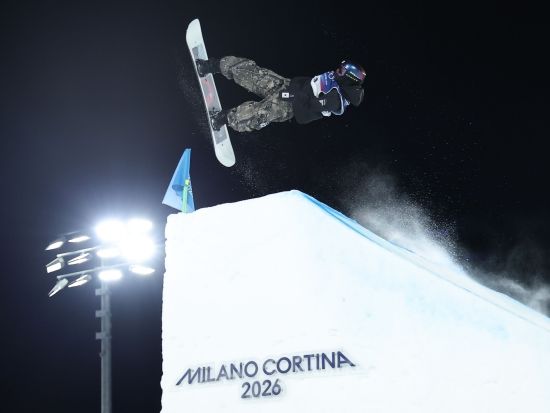 2008년생 두 여고생 최가온(세화여고)과 유승은(성복고)이 한국 동계올림픽 설상종목 새 역사를 써내려가고 있다.&nbsp;최가온은 유승은과 선전을 다짐했고 함께 올림픽 새 역사의 장본인이 됐다.&nbsp;최가온이 16일 인천국제공항을 통해 귀국한 뒤, 인터뷰에서 같은 여고생 스노보더 유승은에게 '메달 따기 전에 내가 꼭 다 이기고 와, 일본 선수 다 이기고 와 이렇게 말하고 그랬다'라며 응원했다고 말했다.&nbsp;사진 연합뉴스