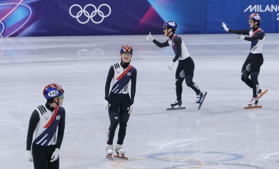 한국 남자 쇼트트랙 대표팀이 남자 5000m 계주 결승 진출에 성공하면서 2006 토리노 올림픽 이후 첫 금메달을 노린다. 황대헌(강원도청), 임종언(고양시청) 신동민(화성시청), 이정민, 이준서(이상 성남시청)로 구성된 남자 쇼트트랙 계주 대표팀은 16일(한국시간) 이탈리아 밀라노 아이스스케이팅 아레나에서 열린 2026 밀라노·코르티나담페초 동계올림픽 쇼트트랙 남자 5000m 준결승 2조에서 6분52초708로 결승선을 통과해 1위를 차지하고 결승(파이널A)에 진출했다. 한국과 같은 조에선 이번 대회 남자 1000m, 1500m 2관왕 옌스 판트바우트가 있는 네덜란드가 6분52초751로 2위를 차지하며 결승에 동반 진출했다. 벨기에와 일본은 탈락했다. 1조에선 캐나다와 이탈리아가 결승 티켓을 거머쥐었다. 중국, 프랑스는 탈락했다. 남자 5000m 계주 파이널A는 오는 21일 오전 5시18분 같은 장소에서 열린다. 연합뉴스