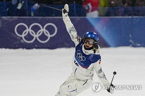 미국 태생의 프리스타일 스키 스타 구아이링(에일린 구)이 은메달을 또 하나 추가했다. 금메달 획득에 실패하면서 중국의 '노골드'가 계속 이어졌다. 구아이링은 17일(한국시간) 이탈리아 리비뇨 스노파크에서 열린 2026 밀라노·코르티나담페초 동계올림픽 프리스타일 스키 여자 빅에어 결승에서 합계 179.00점을 받아 은메달을 차지했다. 이날 은메달로 구아이링은 올림픽 프리스타일 스키 여자 빅에어 2회 연속 입상에 성공했다. 또한 슬로프스타일 은메달에 이어 밀라노 올림픽에서 두 번째 메달을 수확했다. 연합뉴스