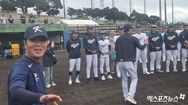 류지현(왼쪽) WBC 국가대표팀 감독이 17일 일본 오키나와 고친다 구장에서 진행된 훈련에 앞서 설날을 맞아 선수단 전체에 세뱃돈과 손편지를 전달했다. 사진 김지수 기자