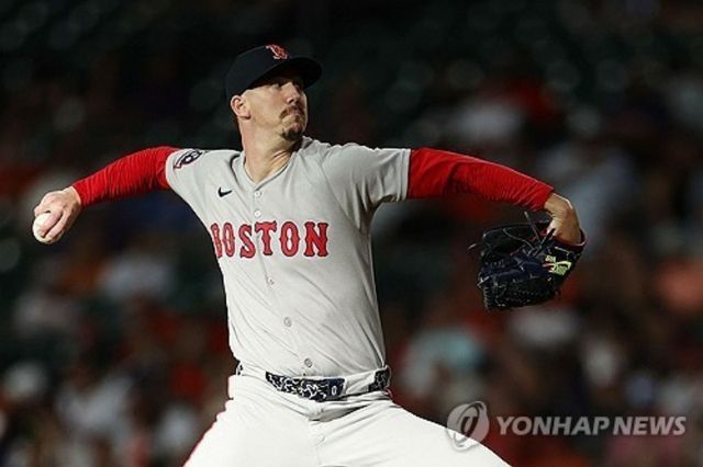 우완투수 워커 뷸러가 미국 메이저리그(MLB) 샌디에이고 파드리스와 1년 마이너 계약에 합의했다. 뷸러는 지난 시즌을 앞두고 보스턴과 1년 총액 2105만 달러에 계약했으나 23경기 112⅓이닝 7승 7패 평균자책점 5.45로 기대에 미치지 못했다. 9월 초 필라델피아 필리스로 이적한 뒤에는 3경기 13⅔이닝 3승 평균자책점 0.66으로 준수한 성적을 남기며 반등 가능성을 보여줬다. AFP 연합뉴스