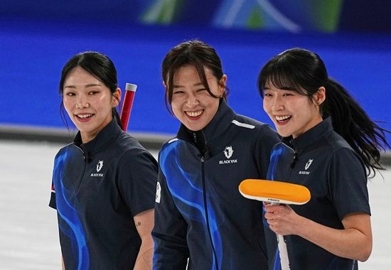 대한민국 여자 컬링 국가대표팀(경기도청)이 끈질긴 승부 끝에 난적 중국을 꺾고 4강 진출의 청신호를 켰다. 경기 종반 5점 차 리드를 지키지 못해 역전을 허용했으나, 마지막 10엔드에서 극적인 뒤집기 쇼를 연출하며 귀중한 1승을 챙겼다. 17일(한국시간) 이탈리아 코르티나담페초의 코르티나 컬링 올림픽 스타디움에서 열린 2026 밀라노·코르티나담페초 동계올림픽 예선 라운드로빈 6차전에서 중국을 10-9로 제압했다. 연합뉴스