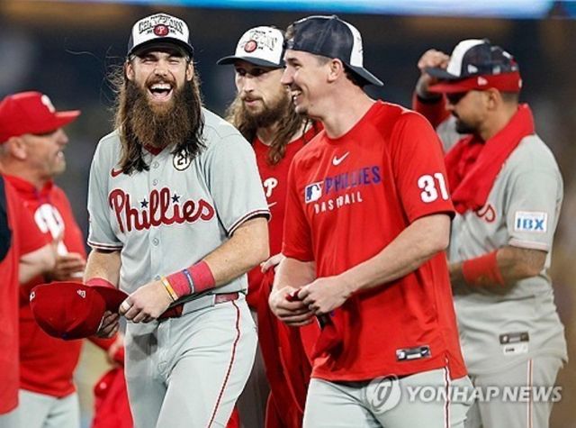 우완투수 워커 뷸러가 미국 메이저리그(MLB) 샌디에이고 파드리스와 1년 마이너 계약에 합의했다. 뷸러는 지난 시즌을 앞두고 보스턴과 1년 총액 2105만 달러에 계약했으나 23경기 112⅓이닝 7승 7패 평균자책점 5.45로 기대에 미치지 못했다. 9월 초 필라델피아 필리스로 이적한 뒤에는 3경기 13⅔이닝 3승 평균자책점 0.66으로 준수한 성적을 남기며 반등 가능성을 보여줬다. AFP 연합뉴스