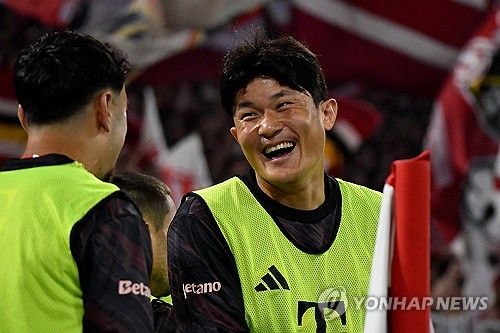 독일 분데스리가 바이에른 뮌헨에서 치열한 주전 경쟁을 펼치고 있는 김민재를 향한 잉글리시 프리미어리그(EPL) 빅클럽들의 구애가 다시 시작됐다. 김민재는 잔류 의지를 보이고 있지만 뮌헨은 매각 가능성을 열어두면서 올여름 이적시장의 뜨거운 감자로 떠오를 전망이다. 연합뉴스