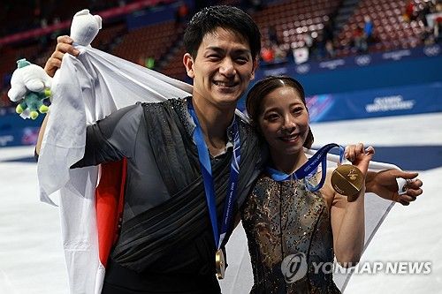 일본 피겨스케이팅의 간판 페어 '리쿠류'가 세계 신기록을 세우며 일본 피겨 역사상 최초의 페어 종목 금메달을 목에 걸었다. 쇼트프로그램의 부진을 딛고 일어선 올림픽 역사상 최대 점수 차 역전 드라마를 완성했다. 미우라 리쿠-기하라 류이치 조는 17일 이탈리아 밀라노 아이스스케이팅 아레나에서 열린 2026 밀라노·코르티나담페초 동계올림픽 피겨스케이팅 페어 프리 스케이팅에서 압도적인 연기를 펼치며 대역전 우승을 차지했다. 이날 '리쿠류' 조는 프리스케이팅에서 기술점수(TES)와 예술점수(PCS)를 합쳐 158.13점이라는 놀라운 점수를 받았다. 쇼트프로그램 5위였던 성적을 1위로 끌어올리는 드라마를 완성했다. 연합뉴스