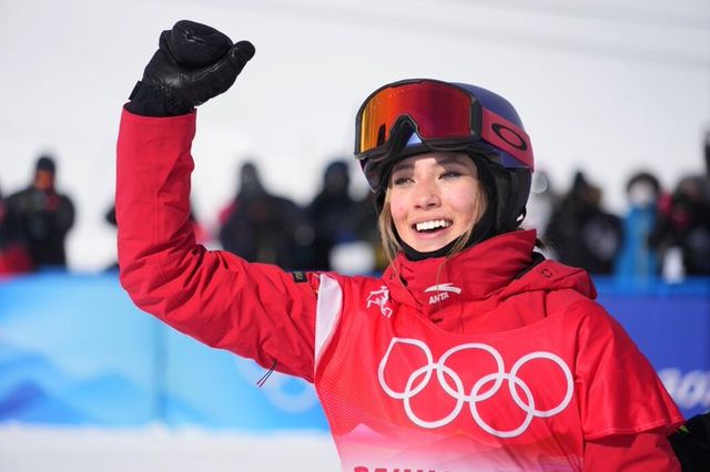 미국 태생의 프리스타일 스키 스타 구아이링(에일린 구)이 은메달을 또 하나 추가했다. 금메달 획득에 실패하면서 중국의 '노골드'가 계속 이어졌다. 구아이링은 17일(한국시간) 이탈리아 리비뇨 스노파크에서 열린 2026 밀라노·코르티나담페초 동계올림픽 프리스타일 스키 여자 빅에어 결승에서 합계 179.00점을 받아 은메달을 차지했다. 이날 은메달로 구아이링은 올림픽 프리스타일 스키 여자 빅에어 2회 연속 입상에 성공했다. 또한 슬로프스타일 은메달에 이어 밀라노 올림픽에서 두 번째 메달을 수확했다. 연합뉴스