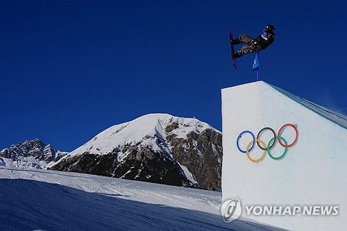 대한체육회는 17일(한국시간) 유승은(성복고)의 2026 밀라노·코르티나담페초 동계올림픽 스노보드 여자 슬로프스타일 결승 기상악화로 연기됐다고 발표했다. 유승은은 17일 오후 9시 이탈리아 리비뇨 스노 파크에서 2026 밀라노·코르티나담페초 동계올림픽 스노보드 여자 슬로프스타일 결승에 출전할 예정이었다. 새로운 결승 날짜 및 시간은 국제스키연맹(FIS) 회의에서 결정될 예정이다. 여자 빅에어 동메달리스트 유승은은 슬로프스타일 결승에서 이번 밀라노 올림픽 멀티 메달에 도전한다. 연합뉴스