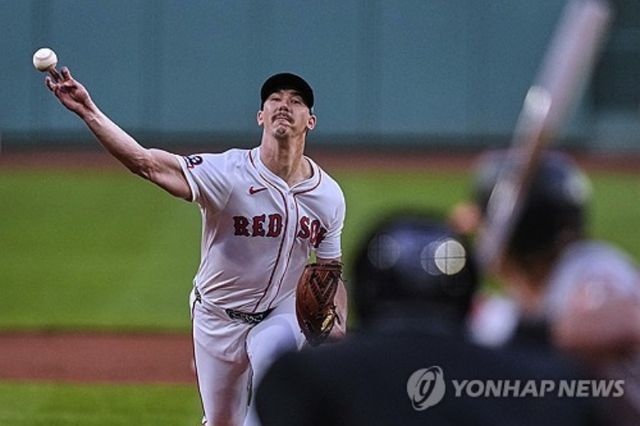우완투수 워커 뷸러가 미국 메이저리그(MLB) 샌디에이고 파드리스와 1년 마이너 계약에 합의했다. 뷸러는 지난 시즌을 앞두고 보스턴과 1년 총액 2105만 달러에 계약했으나 23경기 112⅓이닝 7승 7패 평균자책점 5.45로 기대에 미치지 못했다. 9월 초 필라델피아 필리스로 이적한 뒤에는 3경기 13⅔이닝 3승 평균자책점 0.66으로 준수한 성적을 남기며 반등 가능성을 보여줬다. AP 연합뉴스
