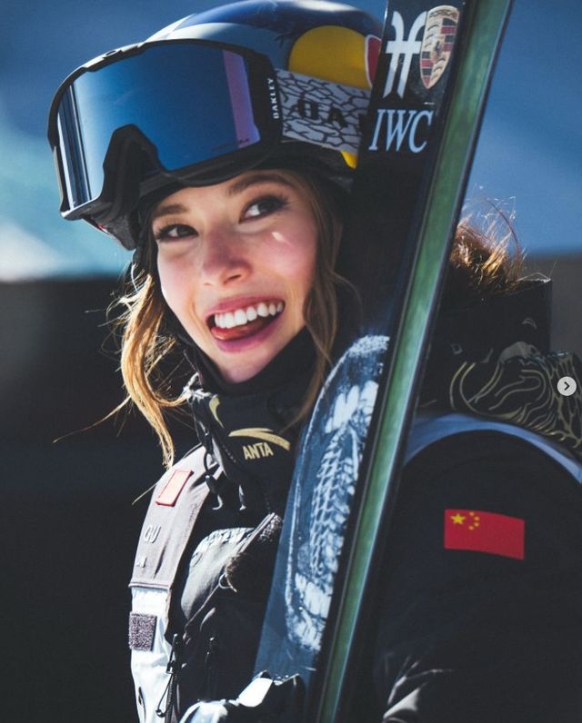 미국 태생의 프리스타일 스키 스타 구아이링(에일린 구)이 은메달을 또 하나 추가했다. 금메달 획득에 실패하면서 중국의 '노골드'가 계속 이어졌다. 구아이링은 17일(한국시간) 이탈리아 리비뇨 스노파크에서 열린 2026 밀라노·코르티나담페초 동계올림픽 프리스타일 스키 여자 빅에어 결승에서 합계 179.00점을 받아 은메달을 차지했다. 이날 은메달로 구아이링은 올림픽 프리스타일 스키 여자 빅에어 2회 연속 입상에 성공했다. 또한 슬로프스타일 은메달에 이어 밀라노 올림픽에서 두 번째 메달을 수확했다. 연합뉴스