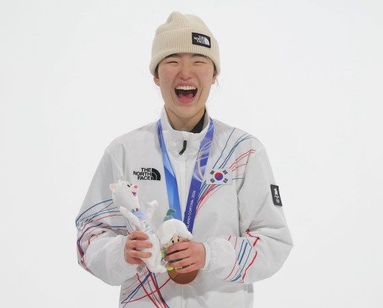 대한체육회는 17일(한국시간) 유승은(성복고)의 2026 밀라노·코르티나담페초 동계올림픽 스노보드 여자 슬로프스타일 결승 기상악화로 연기됐다고 발표했다. 유승은은 17일 오후 9시 이탈리아 리비뇨 스노 파크에서 2026 밀라노·코르티나담페초 동계올림픽 스노보드 여자 슬로프스타일 결승에 출전할 예정이었다. 새로운 결승 날짜 및 시간은 국제스키연맹(FIS) 회의에서 결정될 예정이다. 여자 빅에어 동메달리스트 유승은은 슬로프스타일 결승에서 이번 밀라노 올림픽 멀티 메달에 도전한다. 연합뉴스