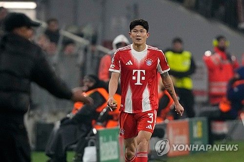 독일 분데스리가 바이에른 뮌헨에서 치열한 주전 경쟁을 펼치고 있는 김민재를 향한 잉글리시 프리미어리그(EPL) 빅클럽들의 구애가 다시 시작됐다. 김민재는 잔류 의지를 보이고 있지만 뮌헨은 매각 가능성을 열어두면서 올여름 이적시장의 뜨거운 감자로 떠오를 전망이다. 연합뉴스