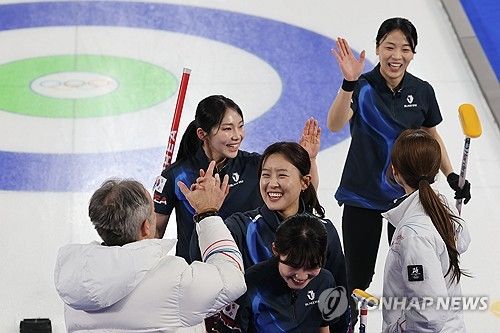 대한민국 여자 컬링 국가대표팀(경기도청)이 끈질긴 승부 끝에 난적 중국을 꺾고 4강 진출의 청신호를 켰다. 경기 종반 5점 차 리드를 지키지 못해 역전을 허용했으나, 마지막 10엔드에서 극적인 뒤집기 쇼를 연출하며 귀중한 1승을 챙겼다. 17일(한국시간) 이탈리아 코르티나담페초의 코르티나 컬링 올림픽 스타디움에서 열린 2026 밀라노·코르티나담페초 동계올림픽 예선 라운드로빈 6차전에서 중국을 10-9로 제압했다. 연합뉴스