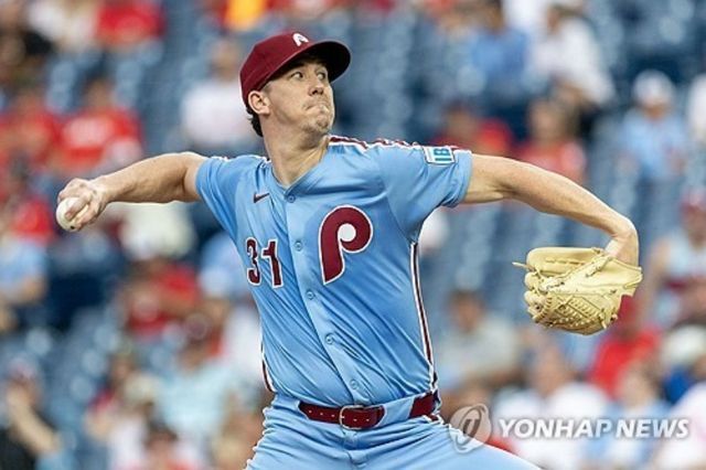 우완투수 워커 뷸러가 미국 메이저리그(MLB) 샌디에이고 파드리스와 1년 마이너 계약에 합의했다. 뷸러는 지난 시즌을 앞두고 보스턴과 1년 총액 2105만 달러에 계약했으나 23경기 112⅓이닝 7승 7패 평균자책점 5.45로 기대에 미치지 못했다. 9월 초 필라델피아 필리스로 이적한 뒤에는 3경기 13⅔이닝 3승 평균자책점 0.66으로 준수한 성적을 남기며 반등 가능성을 보여줬다. UPI 연합뉴스