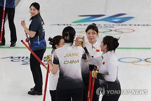 대한민국 여자 컬링 국가대표팀(경기도청)이 끈질긴 승부 끝에 난적 중국을 꺾고 4강 진출의 청신호를 켰다. 경기 종반 5점 차 리드를 지키지 못해 역전을 허용했으나, 마지막 10엔드에서 극적인 뒤집기 쇼를 연출하며 귀중한 1승을 챙겼다. 17일(한국시간) 이탈리아 코르티나담페초의 코르티나 컬링 올림픽 스타디움에서 열린 2026 밀라노·코르티나담페초 동계올림픽 예선 라운드로빈 6차전에서 중국을 10-9로 제압했다. 연합뉴스
