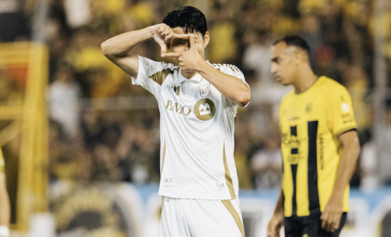 손흥민이 새 시즌 첫 공식전부터 1골 3도움이라는 놀라운 경기력을 보여주며 높은 평점을 받았다. LAFC는 18일(한국시간) 온두라스 산페드로술라 프란시스코 모라산 스타디움에서 열린 2026 북중미카리브축구연맹(CONCACAF) 챔피언스컵 1라운드 1차전 원정 경기에서 레알 에스파냐(온두라스)를 6-1로 대파했다. 축구 통계 매체 풋몹은 손흥민에게 양 팀 통틀어 최고 평점인 9.6점을 부여하며 손흥민의 활약을 인정했다. 또 다른 통계 매체 소파스코어는 9.2점을 부여하며 9.4점 최고점의 부앙가에 이은 2위에 올려놨다. LAFC