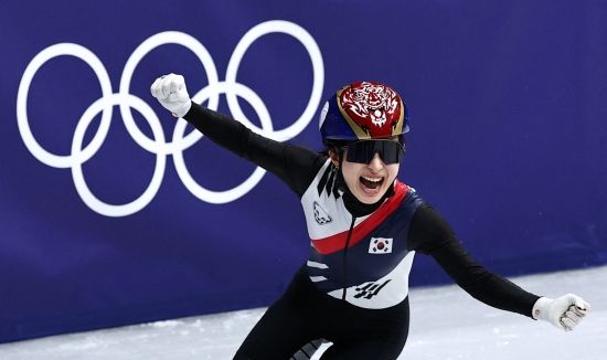 한국 쇼트트랙 여자 대표팀이 2026 밀라노·코르티나담페초 동계 올림픽 여자 3000ｍ 계주에서 금메달을 획득했다. 최민정, 김길리, 노도희, 심석희는 19일 이탈리아 밀라노 아이스스케이팅 아레나에서 열린 대회 여자 3000ｍ 계주 결승에서 4분4초014의 기록으로 이탈리아, 캐나다를 제치고 가장 먼저 결승선을 통과하며 우승했다. 스노보드 여자 하프파이프의 최가온(세화여고)에 이은 우리나라 선수단의 이번 올림픽 두 번째 금메달이다. 한국은 이탈리아, 캐나다, 네덜란드와 겨룬 끝에 시종일관 물 흐르듯 호흡이 척척 맞아 우승했다. 이 종목 7번째 올림픽 금메달 획득에 성공했다. 연합뉴스