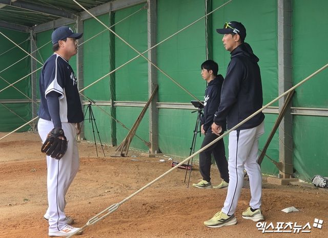 2026 월드베이스볼클래식(WBC) 출전을 준비 중인 류현진이 18일 일본 오키나와 고친다 구장에서 불펜 피칭을 실시했다. 30개의 공을 던지며 컨디션과 구위를 점검했다. 사진 김지수 기자