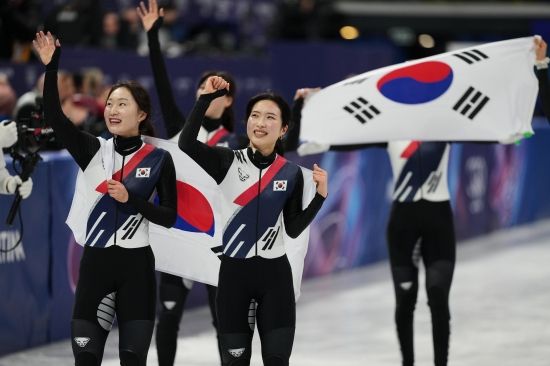 한국 쇼트트랙 여자 대표팀이 2026 밀라노·코르티나담페초 동계 올림픽 여자 3000ｍ 계주에서 금메달을 획득했다. 최민정, 김길리, 노도희, 심석희는 19일 이탈리아 밀라노 아이스스케이팅 아레나에서 열린 대회 여자 3000ｍ 계주 결승에서 4분4초014의 기록으로 이탈리아, 캐나다를 제치고 가장 먼저 결승선을 통과하며 우승했다. 스노보드 여자 하프파이프의 최가온(세화여고)에 이은 우리나라 선수단의 이번 올림픽 두 번째 금메달이다. 한국은 이탈리아, 캐나다, 네덜란드와 겨룬 끝에 시종일관 물 흐르듯 호흡이 척척 맞아 우승했다. 이 종목 7번째 올림픽 금메달 획득에 성공했다. 연합뉴스