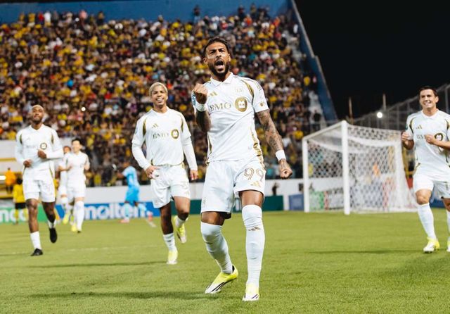 손흥민이 새 시즌 첫 공식전부터 1골 3도움을 기록하며 폭발적인 활약으로 소속팀 로스앤젤레스FC(LAFC)의 완승을 이끌었다. LAFC는 18일 온두라스 산페드로술라 프란시스코 모라산 스타디움에서 열린 CONCACAF 챔피언스컵 1라운드 1차전 원정 경기에서 레알 에스파냐(온두라스)를 상대로 6-1 승리를 챙겼다. 원정에서 대승을 거둔 LAFC는 16강 진출에 유리한 고지를 선점했으며, 오는 25일 홈구장 BMO 스타디움에서 열리는 2차전 부담도 크게 덜어냈다. LAFC는 오는 22일 리오넬 메시가 공격 핵심으로 활약하는 지난해 미국 프로축구 우승팀 인터 마이애미와 MLS 개막전 홈 경기를 벌인다. 손흥민은 마이애미전에서도 정상 출격할 수 있게 됐다. LAFC