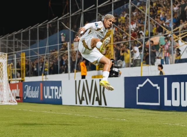 손흥민이 새 시즌 첫 공식전부터 1골 3도움이라는 놀라운 경기력을 보여주며 높은 평점을 받았다. LAFC는 18일(한국시간) 온두라스 산페드로술라 프란시스코 모라산 스타디움에서 열린 2026 북중미카리브축구연맹(CONCACAF) 챔피언스컵 1라운드 1차전 원정 경기에서 레알 에스파냐(온두라스)를 6-1로 대파했다. 축구 통계 매체 풋몹은 손흥민에게 양 팀 통틀어 최고 평점인 9.6점을 부여하며 손흥민의 활약을 인정했다. 또 다른 통계 매체 소파스코어는 9.2점을 부여하며 9.4점 최고점의 부앙가에 이은 2위에 올려놨다. LAFC