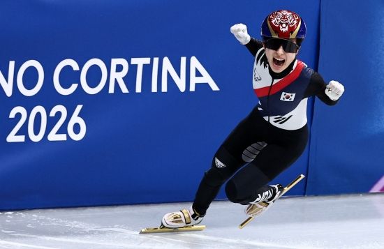 한국 쇼트트랙 여자 대표팀이 2026 밀라노·코르티나담페초 동계 올림픽 여자 3000ｍ 계주에서 금메달을 획득했다. 최민정, 김길리, 노도희, 심석희는 19일 이탈리아 밀라노 아이스스케이팅 아레나에서 열린 대회 여자 3000ｍ 계주 결승에서 4분4초014의 기록으로 이탈리아, 캐나다를 제치고 가장 먼저 결승선을 통과하며 우승했다. 스노보드 여자 하프파이프의 최가온(세화여고)에 이은 우리나라 선수단의 이번 올림픽 두 번째 금메달이다. 한국은 이탈리아, 캐나다, 네덜란드와 겨룬 끝에 시종일관 물 흐르듯 호흡이 척척 맞아 우승했다. 이 종목 7번째 올림픽 금메달 획득에 성공했다. 연합뉴스