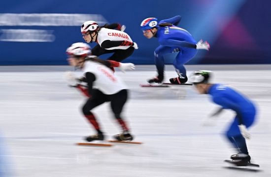 한국 쇼트트랙 여자 대표팀이 2026 밀라노·코르티나담페초 동계 올림픽 여자 3000ｍ 계주에서 금메달을 획득했다. 최민정, 김길리, 노도희, 심석희는 19일 이탈리아 밀라노 아이스스케이팅 아레나에서 열린 대회 여자 3000ｍ 계주 결승에서 4분4초014의 기록으로 이탈리아, 캐나다를 제치고 가장 먼저 결승선을 통과하며 우승했다. 스노보드 여자 하프파이프의 최가온(세화여고)에 이은 우리나라 선수단의 이번 올림픽 두 번째 금메달이다. 한국은 이탈리아, 캐나다, 네덜란드와 겨룬 끝에 시종일관 물 흐르듯 호흡이 척척 맞아 우승했다. 이 종목 7번째 올림픽 금메달 획득에 성공했다. 연합뉴스
