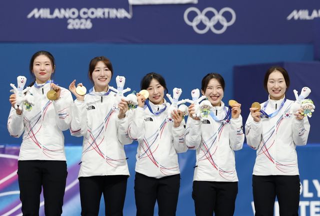 최민정, 김길리(이상 성남시청), 노도희(화성시청), 심석희(서울시청)로 구성된 한국 여자 쇼트트랙 대표팀이 19일(한국시간) 이탈리아 밀라노 아이스스케이팅 아레나에서 열린 2026 밀라노·코르티나담페초 동계올림픽 여자 3000m 계주에서 4분4초014의 기록으로 금메달을 획득했다. 한국 쇼트트랙 여자 대표팀이 올림픽 계주에서 정상에 오른 건 2018년 평창 대회 이후 8년 만이다. 연합뉴스