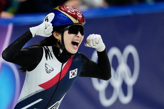 한국 쇼트트랙 여자 대표팀이 2026 밀라노·코르티나담페초 동계 올림픽 여자 3000ｍ 계주에서 금메달을 획득했다. 최민정, 김길리, 노도희, 심석희는 19일 이탈리아 밀라노 아이스스케이팅 아레나에서 열린 대회 여자 3000ｍ 계주 결승에서 4분4초014의 기록으로 이탈리아, 캐나다를 제치고 가장 먼저 결승선을 통과하며 우승했다. 스노보드 여자 하프파이프의 최가온(세화여고)에 이은 우리나라 선수단의 이번 올림픽 두 번째 금메달이다. 한국은 이탈리아, 캐나다, 네덜란드와 겨룬 끝에 시종일관 물 흐르듯 호흡이 척척 맞아 우승했다. 이 종목 7번째 올림픽 금메달 획득에 성공했다. 연합뉴스