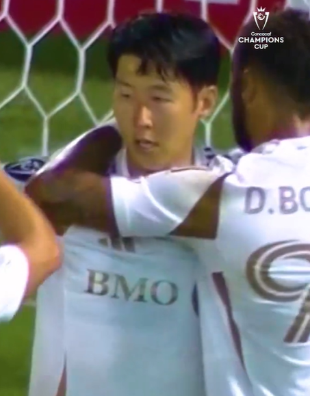 손흥민이 새 시즌 첫 공식전부터 1골 3도움을 기록하며 폭발적인 활약으로 소속팀 로스앤젤레스FC(LAFC)의 완승을 이끌었다. LAFC는 18일 온두라스 산페드로술라 프란시스코 모라산 스타디움에서 열린 CONCACAF 챔피언스컵 1라운드 1차전 원정 경기에서 레알 에스파냐(온두라스)를 상대로 6-1 승리를 챙겼다. 원정에서 대승을 거둔 LAFC는 16강 진출에 유리한 고지를 선점했으며, 오는 25일 홈구장 BMO 스타디움에서 열리는 2차전 부담도 크게 덜어냈다. LAFC는 오는 22일 리오넬 메시가 공격 핵심으로 활약하는 지난해 미국 프로축구 우승팀 인터 마이애미와 MLS 개막전 홈 경기를 벌인다. 손흥민은 마이애미전에서도 정상 출격할 수 있게 됐다. LAFC