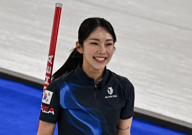 한국 여자 컬링 대표팀(경기도청)이 압도적 1위를 달리던 스웨덴을 대파하고 4강 진출 희망을 살렸다. 스킵 김은지, 서드 김민지, 세컨드 김수지, 리드 설예은, 핍스 설예지로 구성된 한국은 18일(한국시간) 이탈리아 코르티나의 코르티나 컬링 스타디움에서 열린 스웨덴과의 2026 밀라노·코르티나담페초 동계올림픽 여자 컬링 라운드로빈 8차전에서 8-3 대승을 거뒀다. 연합뉴스