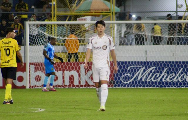 손흥민이 새 시즌 첫 공식전부터 1골 3도움을 기록하며 폭발적인 활약으로 소속팀 로스앤젤레스FC(LAFC)의 완승을 이끌었다. LAFC는 18일 온두라스 산페드로술라 프란시스코 모라산 스타디움에서 열린 CONCACAF 챔피언스컵 1라운드 1차전 원정 경기에서 레알 에스파냐(온두라스)를 상대로 6-1 승리를 챙겼다. 원정에서 대승을 거둔 LAFC는 16강 진출에 유리한 고지를 선점했으며, 오는 25일 홈구장 BMO 스타디움에서 열리는 2차전 부담도 크게 덜어냈다. LAFC는 오는 22일 리오넬 메시가 공격 핵심으로 활약하는 지난해 미국 프로축구 우승팀 인터 마이애미와 MLS 개막전 홈 경기를 벌인다. 손흥민은 마이애미전에서도 정상 출격할 수 있게 됐다. LAFC