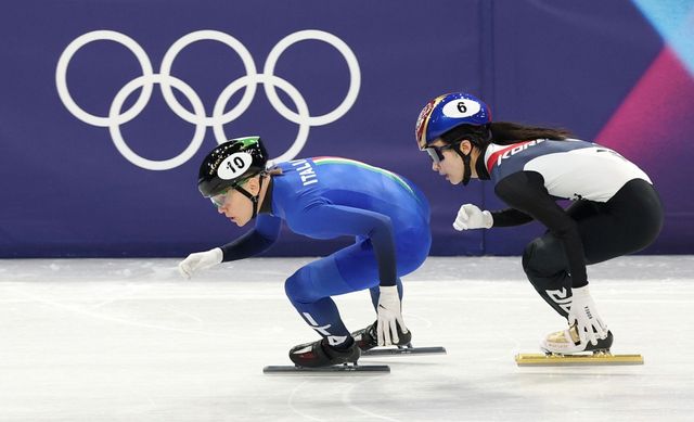 최민정, 김길리(이상 성남시청), 노도희(화성시청), 심석희(서울시청)로 구성된 한국 여자 쇼트트랙 대표팀이 19일(한국시간) 이탈리아 밀라노 아이스스케이팅 아레나에서 열린 2026 밀라노·코르티나담페초 동계올림픽 여자 3000m 계주에서 4분4초014의 기록으로 금메달을 획득했다. 한국 쇼트트랙 여자 대표팀이 올림픽 계주에서 정상에 오른 건 2018년 평창 대회 이후 8년 만이다. 연합뉴스
