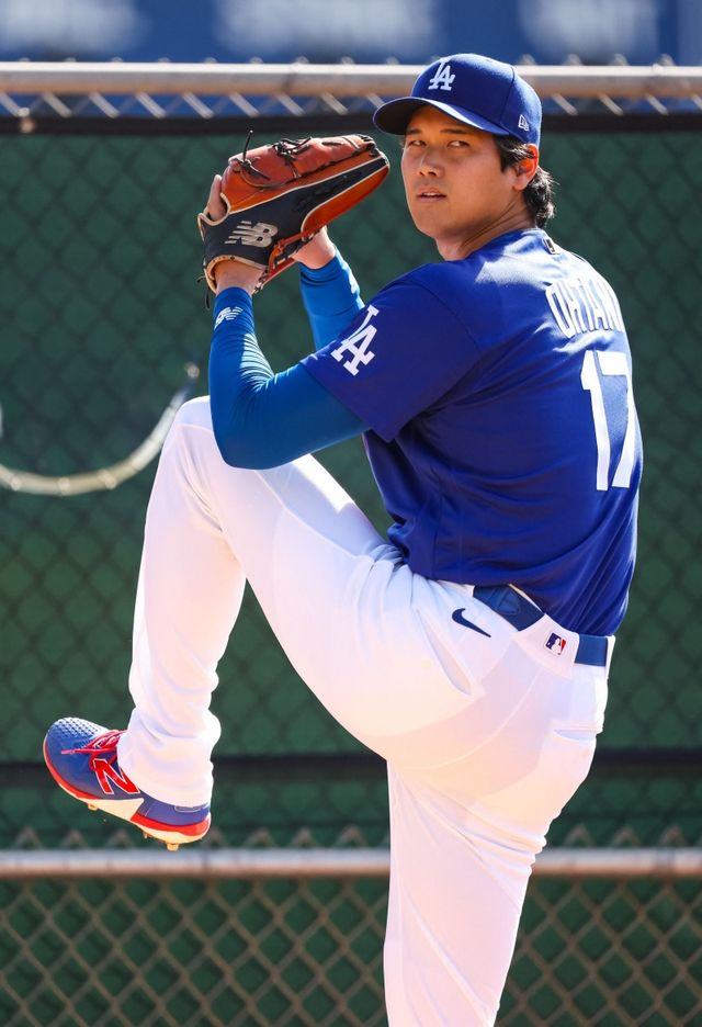 LA 다저스 오타니 쇼헤이가 18일 첫 라이브피칭을 통해 컨디션을 점검했다. 타자 4명을 상대로 총 18구를 던졌으며, 1피안타 2탈삼진을 기록했다. 최고구속은 98마일(약 158km/h)이었다. AFP 연합뉴스