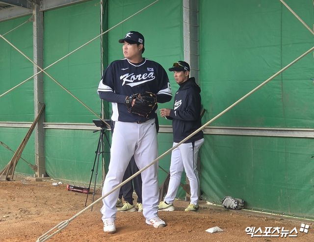 2026 월드베이스볼클래식(WBC) 출전을 준비 중인 류현진이 18일 일본 오키나와 고친다 구장에서 불펜 피칭을 실시했다. 30개의 공을 던지며 컨디션과 구위를 점검했다. 사진 김지수 기자