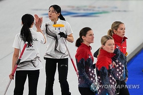 한국 여자 컬링 대표팀(경기도청)이 압도적 1위를 달리던 스웨덴을 대파하고 4강 진출 희망을 살렸다. 스킵 김은지, 서드 김민지, 세컨드 김수지, 리드 설예은, 핍스 설예지로 구성된 한국은 18일(한국시간) 이탈리아 코르티나의 코르티나 컬링 스타디움에서 열린 스웨덴과의 2026 밀라노·코르티나담페초 동계올림픽 여자 컬링 라운드로빈 8차전에서 8-3 대승을 거뒀다. 연합뉴스
