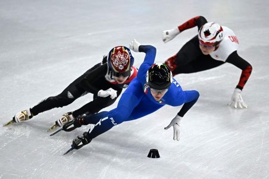 한국 쇼트트랙 여자 대표팀이 2026 밀라노·코르티나담페초 동계 올림픽 여자 3000ｍ 계주에서 금메달을 획득했다. 최민정, 김길리, 노도희, 심석희는 19일 이탈리아 밀라노 아이스스케이팅 아레나에서 열린 대회 여자 3000ｍ 계주 결승에서 4분4초014의 기록으로 이탈리아, 캐나다를 제치고 가장 먼저 결승선을 통과하며 우승했다. 스노보드 여자 하프파이프의 최가온(세화여고)에 이은 우리나라 선수단의 이번 올림픽 두 번째 금메달이다. 한국은 이탈리아, 캐나다, 네덜란드와 겨룬 끝에 시종일관 물 흐르듯 호흡이 척척 맞아 우승했다. 이 종목 7번째 올림픽 금메달 획득에 성공했다. 연합뉴스
